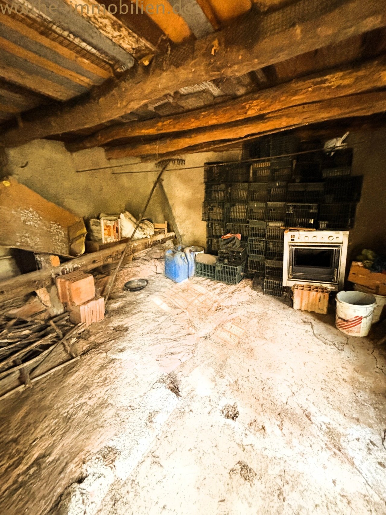 Sala polifunzionale con travi in legno massiccio e pratiche scaffalature integrate Sala polifunzionale con travi in legno massiccio e pratiche scaffalature integrate