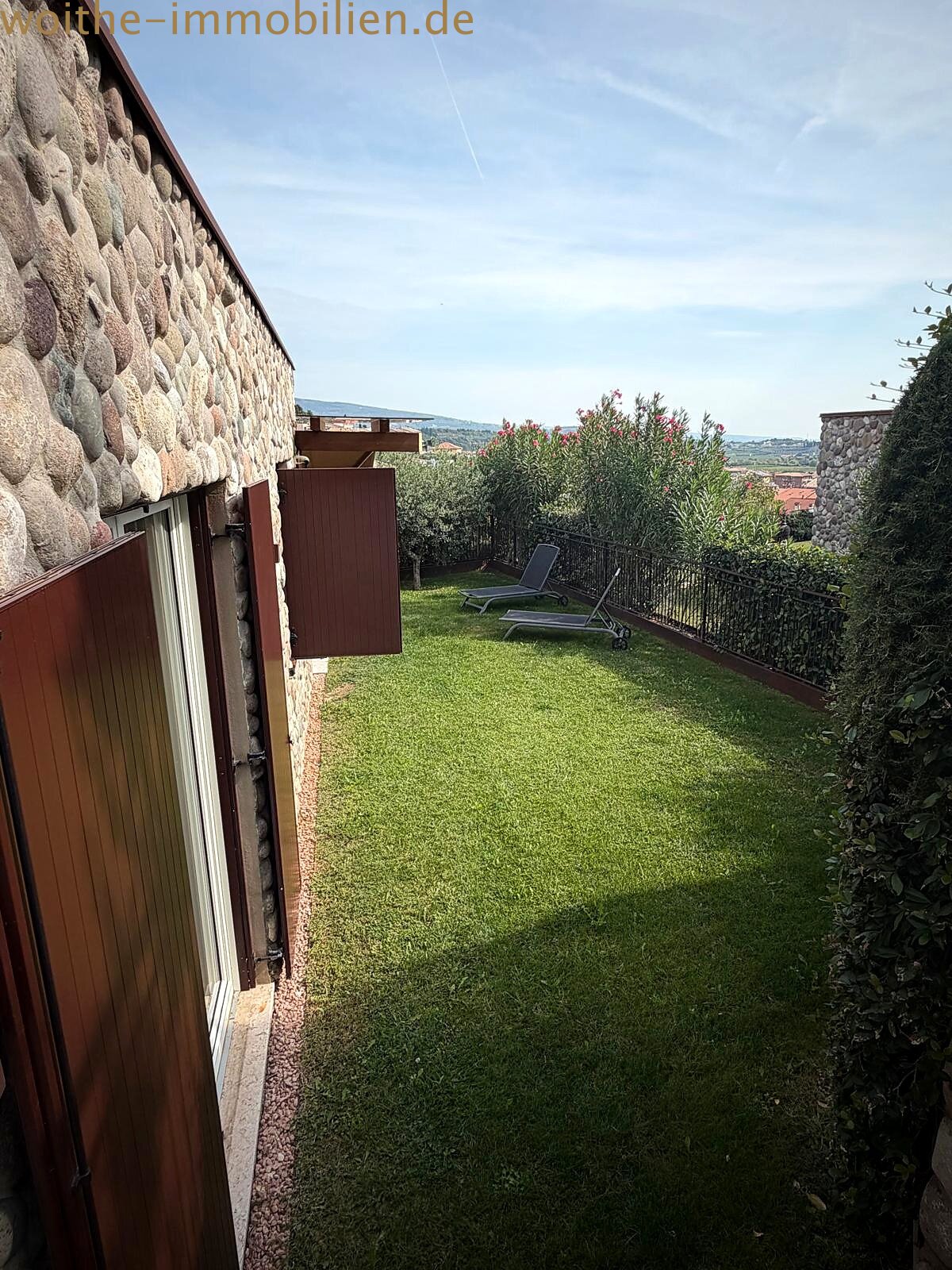 Giardino privato con schermo visivo e ampia area erbosa – Ideale per rilassarsi Giardino privato con schermo visivo e ampia area erbosa – Ideale per rilassarsi