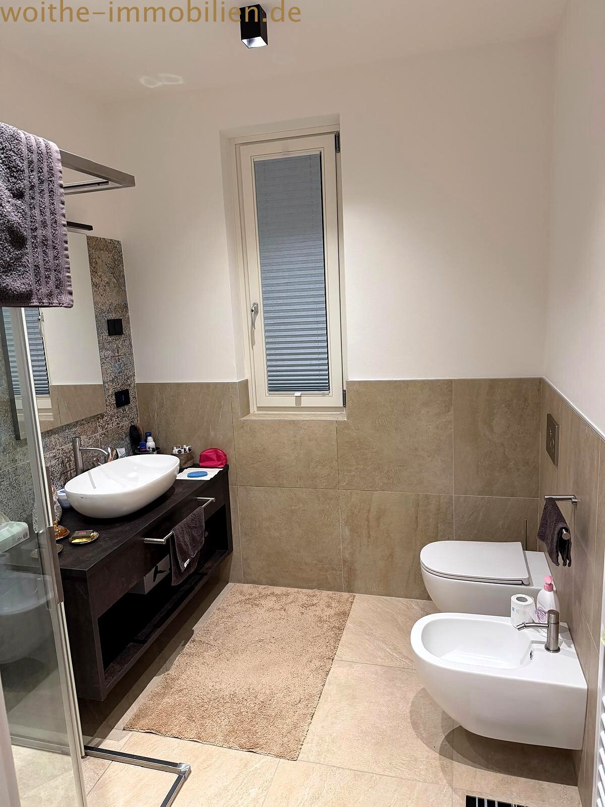 Bagno elegante con illuminazione naturale – finiture di alta qualità su due livelli Bagno elegante con illuminazione naturale – finiture di alta qualità su due livelli